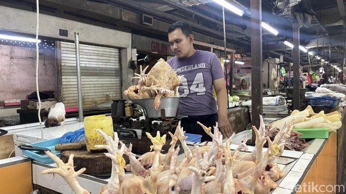 Pedagang daging ayam di Surabaya