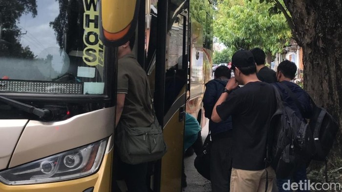 Usai pemeriksaan, sejumlah pejabat dibawa ke jakarta dengan menggunakan bus.