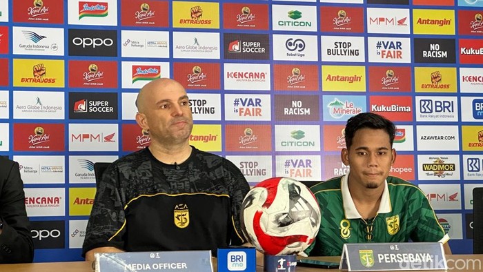 Pelatih Bernardo Tavares bersama Toni Firmansyah.