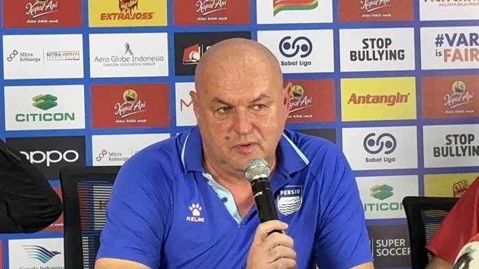 Pelatih Persib Bojan Hodak usail laga menghadapi Persebaya di Stadion GBT Surabaya