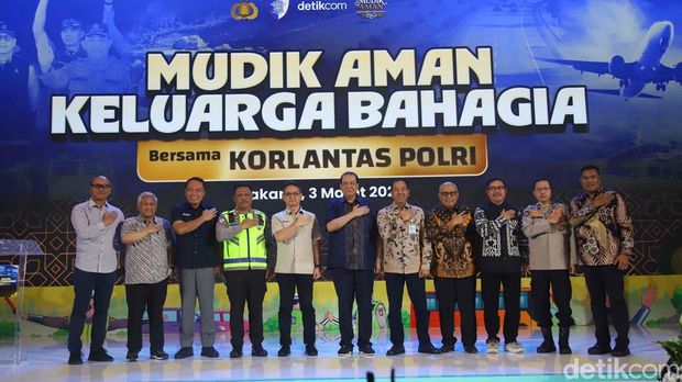 Kakorlantas Polri Agus Suryonugroho dan Chairul Tanjung melakukan Launching Tagline Mudik acara Mudik Aman Keluarga Bahagia Bersama Korlantas Polri di Menara Bank Mega, Jakarta Selatan, Selasa (3/3/2026). Polri resmi meluncurkan tagline untuk pengamanan arus mudik dan balik tahun ini yakni, 'Mudik Aman, Keluarga Bahagia'.