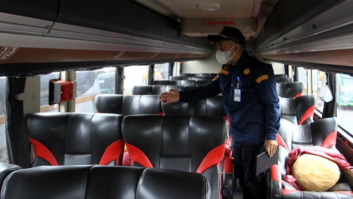 Petugas Unit Pelaksana Teknis (UPT) Terminal Arjosari, Kementerian Perhubungan mengecek kotak P3K dalam bus saat pemeriksaan kelayakan armada bus di Terminal Arjosari, Kota Malang, Jawa Timur, Selasa (3/3/2026). Pemeriksaan tersebut dilakukan setiap hari dengan sasaran 35 unit bus yang mencakup kelengkapan dokumen, peralatan keselamatan, serta sarana kendaraan seperti lampu, wiper, dan P3K, untuk memastikan armada angkutan Lebaran layak jalan dan penumpang dapat mudik dengan aman. ANTARA FOTO/Ari Bowo Sucipto/tom.