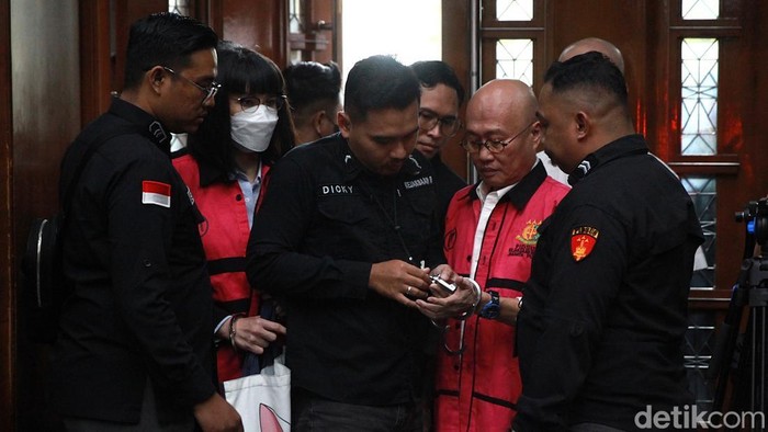 Majelis Hakim Pengadilan Tindak Pidana Korupsi (Tipikor) Jakarta Pusat pada Selasa (3/3/2026) menjatuhkan vonis berat kepada dua pengacara yang terbukti melakukan suap terhadap hakim dalam perkara vonis lepas terkait ekspor crude palm oil (migor).