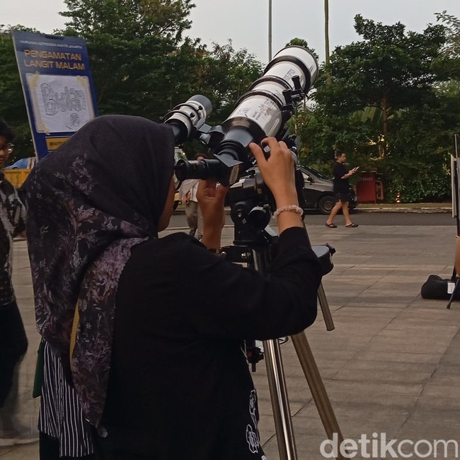 Potret Asyiknya Ngabuburit Nonton Gerhana Bulan Total di TIM