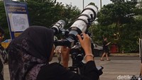 Tepat pukul 18.20 WIB, pengunjung mulai ramai memadati teleskop yang dijejerkan di depan gedung Planetarium dan Observatorium Jakarta. Foto: (Nikita Rosa Damayanti/detikcom)