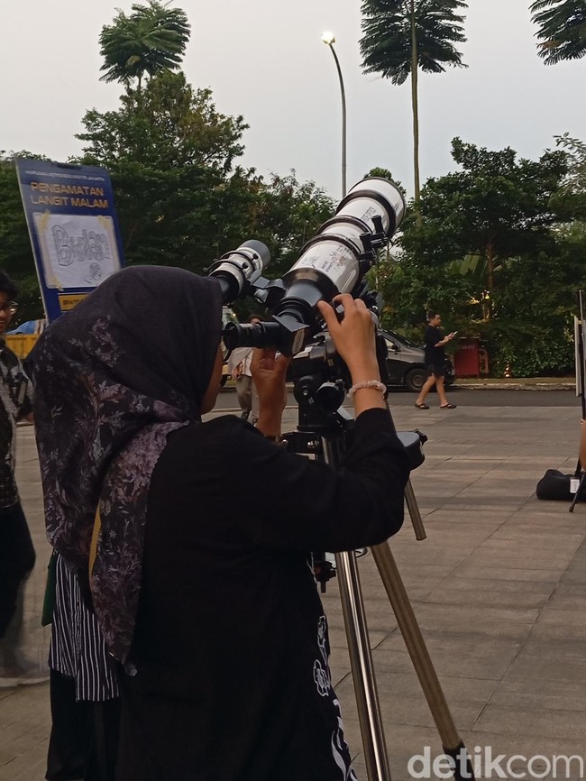 Potret Asyiknya Ngabuburit Nonton Gerhana Bulan Total di TIM
