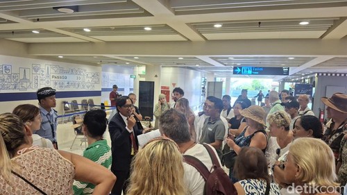 Sejumlah penumpang pesawat menanyakan kepastian jadwal penerbangan di Bandara Ngurah Rai, Selasa (3/3/2026).