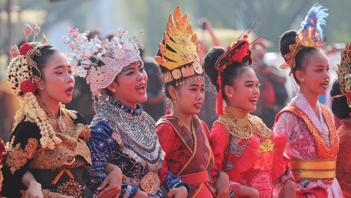 Sejumlah Hakka Ako dan Hakka Amoi tingkat nasional serta Kota Singkawang bertugas menyambut tamu kehormatan pada puncak perayaan Cap Go Meh di Kota Singkawang, Kalimantan Barat, Selasa (3/3/2026). Perayaan Cap Go Meh 2026 yang jatuh pada hari ke-15 Tahun Baru Imlek tersebut dimeriahkan dengan pentas seni dan budaya sebagai simbol harmoni dan keberagaman di Kota Singkawang. ANTARA FOTO/Jessica Wuysang/tom.
