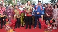 Menteri Koordinator Bidang Infrastruktur dan Pembangunan Kewilayahan Agus Harimurti Yudhoyono (keempat kanan) bersama Menteri Perumahan dan Kawasan Permukiman Maruarar Sirait (ketiga kanan), Gubernur Kalimantan Barat Ria Norsan (ketiga kiri), Bupati Mempawah Erlina (kedua kiri), dan Ketua Dewan Perwakilan Daerah Sultan Bachtiar Najamudin (kedua kanan) menyaksikan tarian penyambutan saat tiba di acara puncak perayaan Cap Go Meh di Kota Singkawang, Kalimantan Barat, Selasa (3/3/2026).