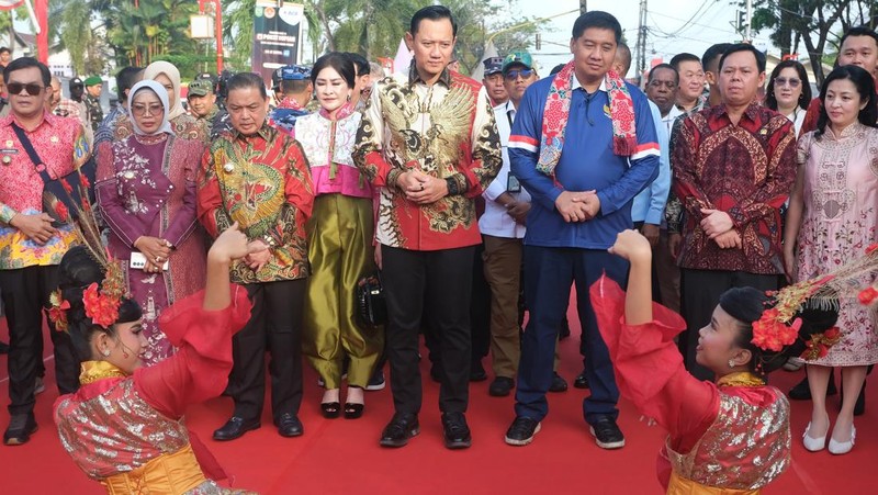 Sejumlah Hakka Ako dan Hakka Amoi tingkat nasional serta Kota Singkawang bertugas menyambut tamu kehormatan pada puncak perayaan Cap Go Meh di Kota Singkawang, Kalimantan Barat, Selasa (3/3/2026). Perayaan Cap Go Meh 2026 yang jatuh pada hari ke-15 Tahun Baru Imlek tersebut dimeriahkan dengan pentas seni dan budaya sebagai simbol harmoni dan keberagaman di Kota Singkawang. ANTARA FOTO/Jessica Wuysang/tom.