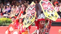 Seorang penari pria membawakan tarian pada puncak perayaan Cap Go Meh di Kota Singkawang.