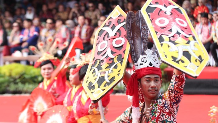 Sejumlah Hakka Ako dan Hakka Amoi tingkat nasional serta Kota Singkawang bertugas menyambut tamu kehormatan pada puncak perayaan Cap Go Meh di Kota Singkawang, Kalimantan Barat, Selasa (3/3/2026). Perayaan Cap Go Meh 2026 yang jatuh pada hari ke-15 Tahun Baru Imlek tersebut dimeriahkan dengan pentas seni dan budaya sebagai simbol harmoni dan keberagaman di Kota Singkawang. ANTARA FOTO/Jessica Wuysang/tom.