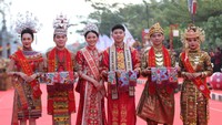 Sejumlah Hakka Ako dan Hakka Amoi tingkat nasional serta Kota Singkawang bertugas menyambut tamu kehormatan pada puncak perayaan Cap Go Meh di Kota Singkawang