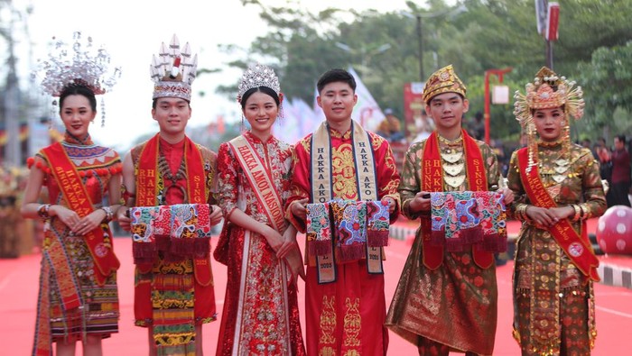 Sejumlah Hakka Ako dan Hakka Amoi tingkat nasional serta Kota Singkawang bertugas menyambut tamu kehormatan pada puncak perayaan Cap Go Meh di Kota Singkawang, Kalimantan Barat, Selasa (3/3/2026). Perayaan Cap Go Meh 2026 yang jatuh pada hari ke-15 Tahun Baru Imlek tersebut dimeriahkan dengan pentas seni dan budaya sebagai simbol harmoni dan keberagaman di Kota Singkawang. ANTARA FOTO/Jessica Wuysang/tom.