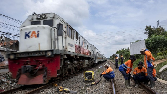 Pekerja melakukan perawatan rel kereta api di kawasan Cigugur Tengah, Kota Cimahi, Jawa Barat, Senin (2/3/2026). PT KAI Daop 2 Bandung melakukan perawatan jalur kereta api berupa perawatan geometrik untuk memadatkan bantalan rel serta mengembalikan posisi rel ke standar teknis untuk memastikan keselamatan dan kenyamanan perjalanan saat periode Angkutan Lebaran 2026. ANTARA FOTO/Abdan Syakura/foc.