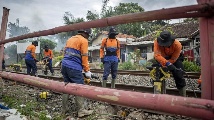 Pekerja melakukan perawatan rel kereta api di kawasan Cigugur Tengah, Kota Cimahi, Jawa Barat, Senin (2/3/2026). PT KAI Daop 2 Bandung melakukan perawatan jalur kereta api berupa perawatan geometrik untuk memadatkan bantalan rel serta mengembalikan posisi rel ke standar teknis untuk memastikan keselamatan dan kenyamanan perjalanan saat periode Angkutan Lebaran 2026. ANTARA FOTO/Abdan Syakura/foc.