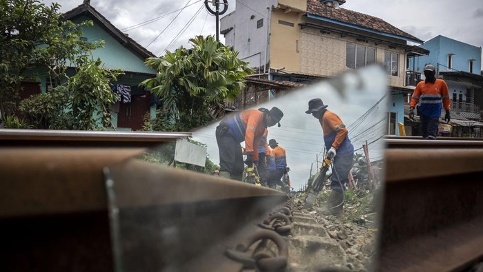 Pekerja melakukan perawatan rel kereta api di kawasan Cigugur Tengah, Kota Cimahi, Jawa Barat, Senin (2/3/2026). PT KAI Daop 2 Bandung melakukan perawatan jalur kereta api berupa perawatan geometrik untuk memadatkan bantalan rel serta mengembalikan posisi rel ke standar teknis untuk memastikan keselamatan dan kenyamanan perjalanan saat periode Angkutan Lebaran 2026. ANTARA FOTO/Abdan Syakura/foc.