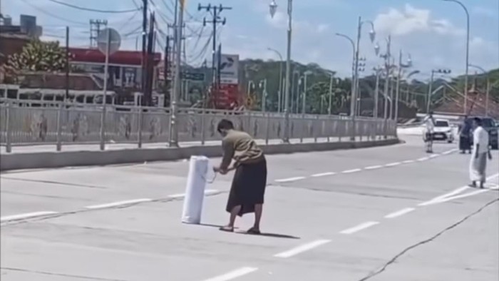 Tangkapan layar momen warga menyalakan petasan di flyover Canguk, Magelang. Foto diunggah Selasa (3/3/2026).