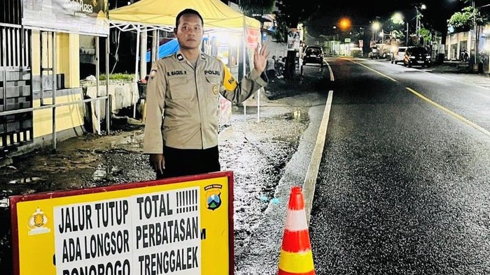 Petugas kepolisian mengimbau ke pengendara dari Ponorogo hendak ke Trenggalek agar putar balik imbas olongsor.