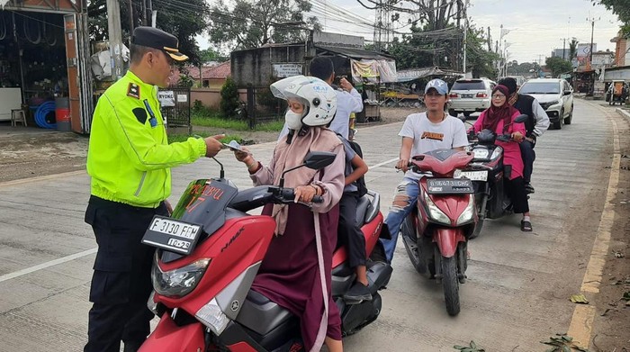 Pihak kepolisian membagikan kunci cakram kepada warga di wilayah Parungpanjang, Bogor, Jawa Barat untuk menekan curanmor (dok Istimewa)