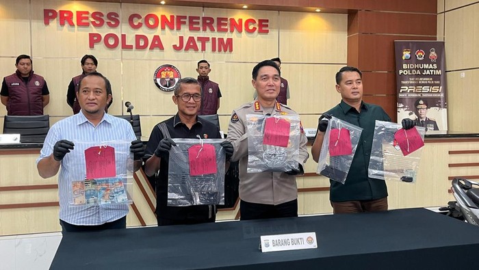 Polda Jatim ungkap kasus peredaran bahan peledak petasan ilegal.
