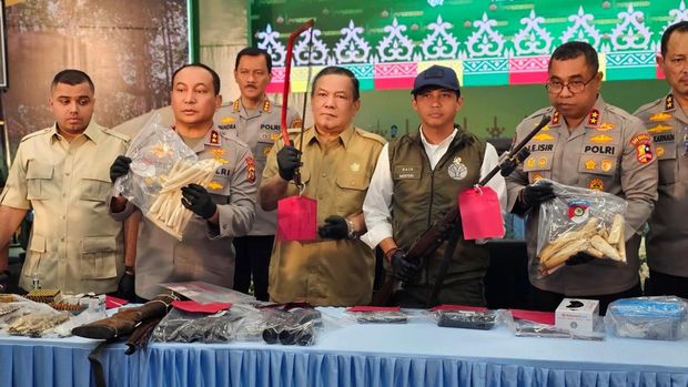 Polda Riau menggelar konferensi pers pengungkapan kasus pembunuhan gajah Sumatera di Kecamatan Ukui, Kabupaten Pelalawan, Selasa (3/3/2026).