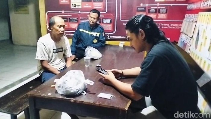 Seorang pria lansia di Polewali Mandar ditangkap setelah menganiaya menantunya dengan sabit. Motifnya adalah dendam akibat pernah diusir dari rumah.