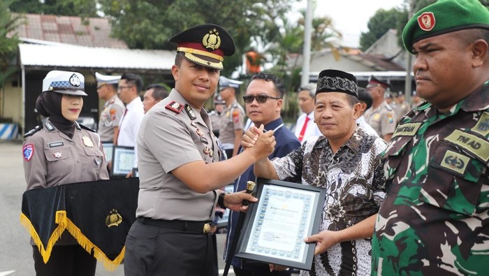 Polres Kediri memberikan apresiasi ke masyarakat