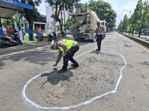 Jelang Arus Mudik, Polisi Tandai Lubang di Jalur Nasional Nganjuk