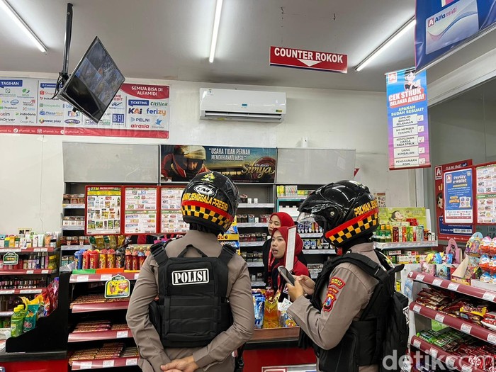 Polwan patroli Ramadan di Sidoarjo