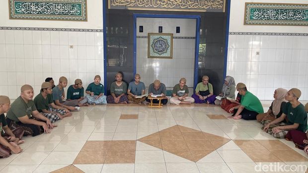 Melihat kegiatan santri autisme di Ponpes Al-Achsaniyyah Kudus, Selasa (3/3/2026).