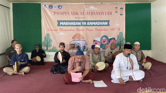 Di ponpes ini selain diajarkan agama, anak-anak autisme juga didampingi untuk hidup secara mandiri.