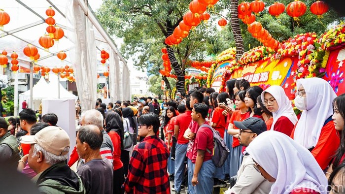 Warga memadati perayaan Cap Go Meh di Pancoran Chinatown Point, Selasa (3/3/2026). Acara ini menjadi penutup rangkaian Tahun Baru Imlek.