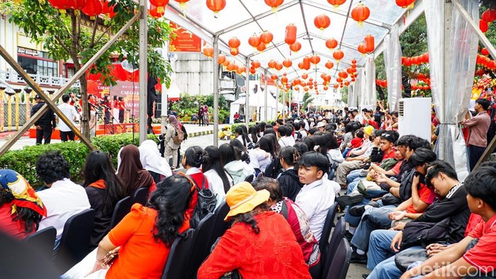 Warga memadati perayaan Cap Go Meh di Pancoran Chinatown Point, Selasa (3/3/2026). Acara ini menjadi penutup rangkaian Tahun Baru Imlek.