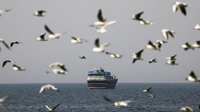 **Selat Hormuz Kini 'Angker' bagi Kapal Tanker, Ekonomi Global Berisiko**