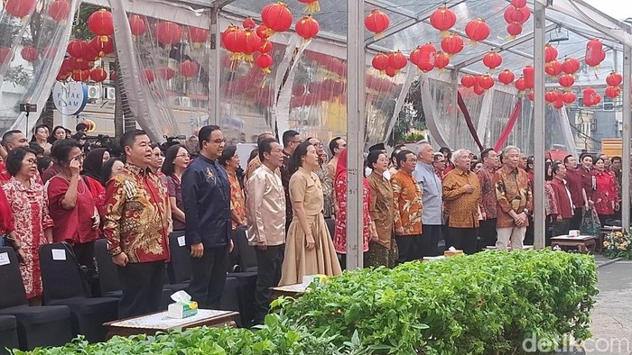 Anies dan Pramono Berbagi Tradisi Cap Go Meh di Glodok, Jakbar