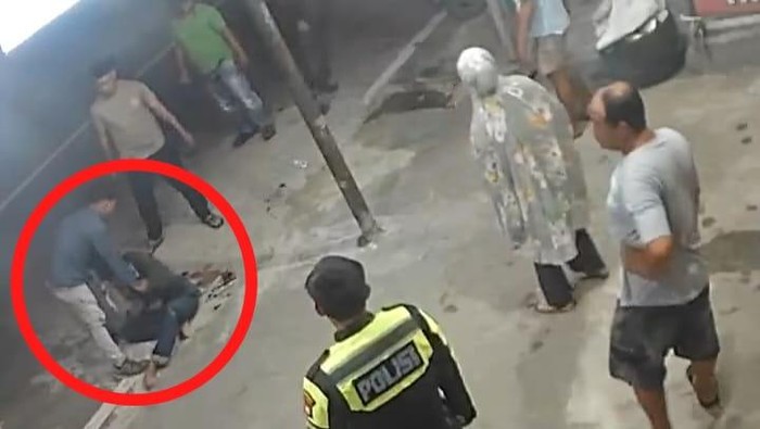 Pria di Mamuju terekam CCTV tikam pemuda diduga selingkuhan istrinya.