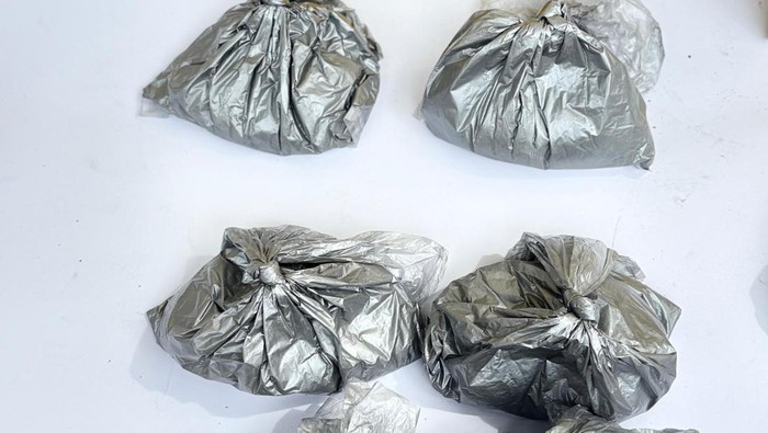 Barang bukti bubuk mercon yang diproduksi para pelaku di Kasembon, Kabupaten Malang