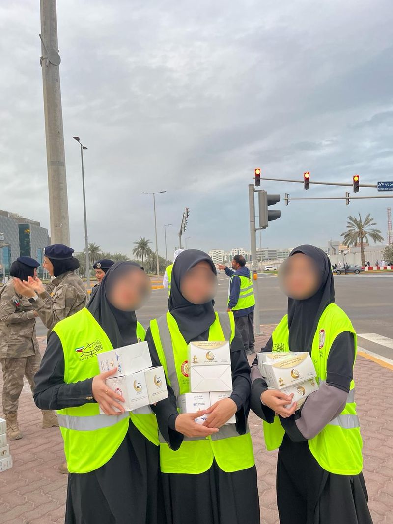 Mahasiswa RI di Abu Dhabi mengikuti program Ath'im Tu'jar, memberikan makanan berbuka bagi para pekerja dan pengemudi di sepanjang jalan.