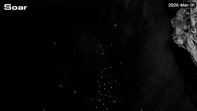 Potret Satelit Ratusan Kapal Besar Tertahan di Selat Hormuz