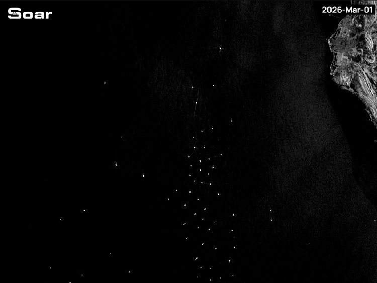 Potret Satelit Ratusan Kapal Besar Tertahan di Selat Hormuz