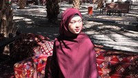 Pose-pose tipis Becca di kebun kurma. Dia dipuji terlihat adem dan kalem memakai busana muslim. Foto: Instagram @rklopperr