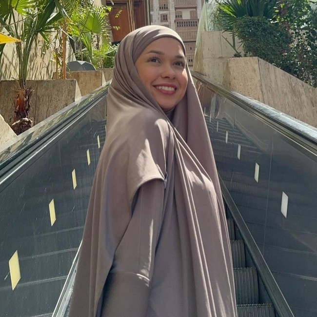 Mode Kalem Rebecca Klopper Umrah di Bulan Ramadan