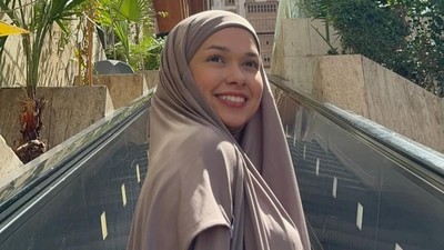 Mode Kalem Rebecca Klopper Umrah di Bulan Ramadan