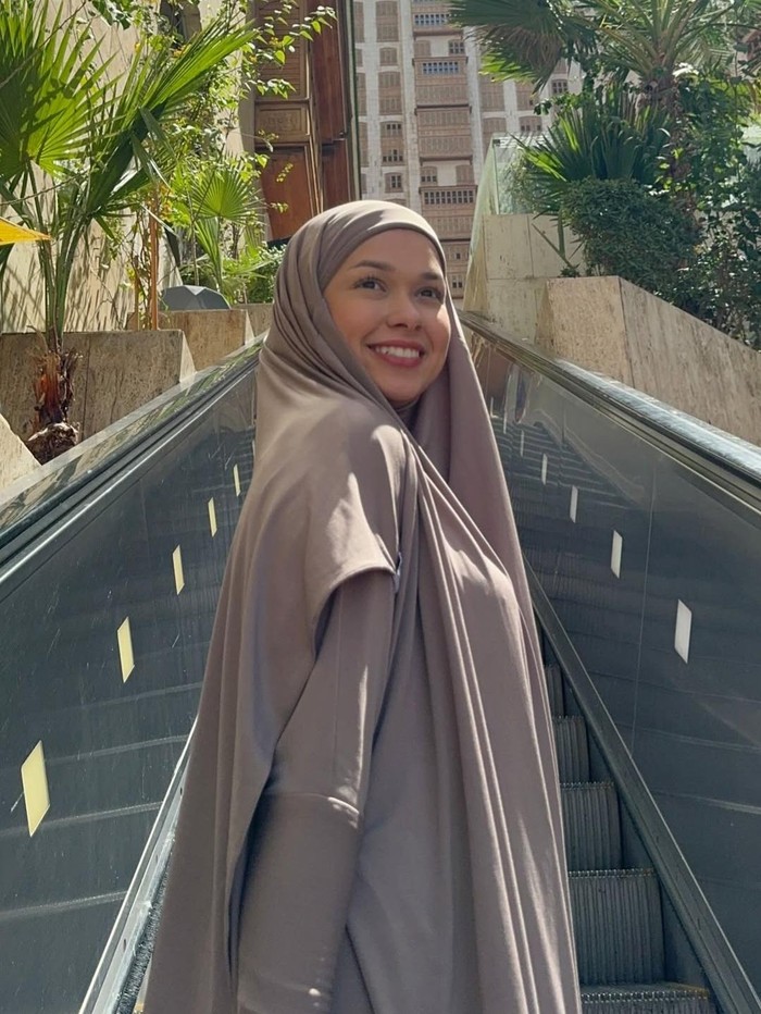 Rebecca Klopper jalani umrah di bulan Ramadan.