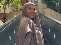 Mode Kalem Rebecca Klopper Umrah di Bulan Ramadan