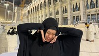 Pemilik nama lengkap Rebecca Ayu Putri Klopper itu foto dengan latar belakang Zam Zam Tower. Foto: Instagram @rklopperr