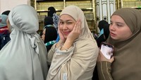 Rebecca Klopper mengunggah momen saat berada di Tanah Suci. Dilihat dari Instagramnya, Selasa (3/2/2026), Becca tersenyum saat berada di Raudah. Foto: Instagram @rklopperr