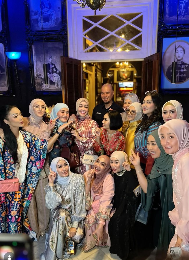 Mulan Jameela bersama geng artisnya tampak menggelar acara buka bersama. Dari foto-foto yang dibagikan terlihat Krisdayanti, Yuni Shara, Iis Dahlia, Bella Saphira, Kristina, hingga Rieta Amilia turut hadir. Foto: Instagram/@rieta_amilia