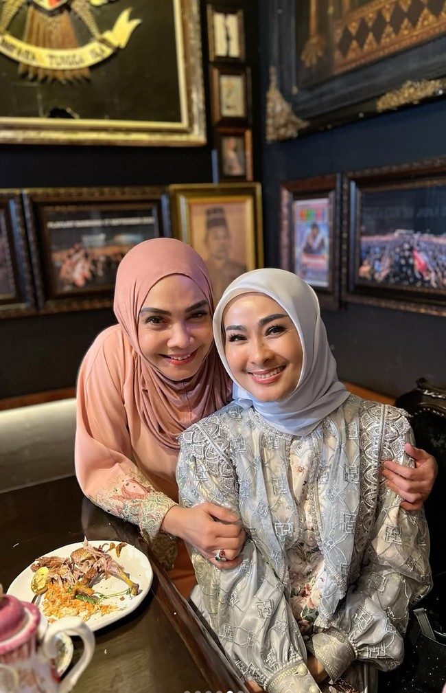 Ibunda Nagita Slavina, Rieta Amilia, juga memilih tampil dengan busana nuansa dusty pink. Penampilannya juga terlihat santun dengan hijab simpel yang menutup kepalanya. Sementara Iis Dahlia tampil tak kalah anggun dengan busana bermotif warna abu-abu. Ia melengkapi penampilannya dengan hijab putih. Foto: Instagram/@rieta_amilia